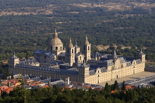 Por Turismo Madrid Consorcio Turístico from Madrid, España - Monasterio EscorialUploaded by Ecemaml, CC BY 2.0, https://commons.wikimedia.org/w/index.php?curid=6581920
